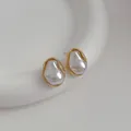 Orecchini a perno barocchi con bordi metallici dorati e texture artigianale - Perla