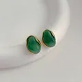 Orecchini minimalisti in resina verde con bordo dorato su vassoio in ceramica - Verde