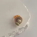 Minimalistischer handgefertigter Muschelring mit Bernsteinperlen auf Marmortablett - Geometrischer Schicht-Stil (Stil 1)