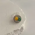 Makroansicht des handgefertigten Perlenrings mit gelben und grünen Details in Klarsicht - Transparent Gelb Grün Fun Stil (Stil 2)