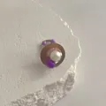 Makro-Detail des unregelmäßigen Muschelrings mit weißer Perle und lila Perlen auf Stein - Lila Kunstperle Retro Stil (Stil 3)