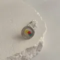 Detail eines unregelmäßigen Muschelrings mit bunten Harzperlen auf Steinhintergrund - Metall Rot Gelb Grün Kontrast Stil (Stil 4)