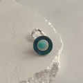 Detailansicht eines handgefertigten Muschelrings mit blauem Stein auf Steinsockel - Cyan Mineral Retro Stil (Stil 7)