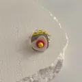 Detailansicht eines handgefertigten Perlenrings mit herzförmigem Setzei-Design aus Harz - Herz Spiegelei Fun Stil (Stil 8)