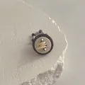 Makro-Detail des unregelmäßigen Muschelrings mit Holzring und silbernen Metallperlen - Konzentrischer Muschel Holz Stil (Stil 10)