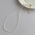 Detailansicht der 2mm Perlenkette mit goldenem Karabinerverschluss und Verlängerungskette - Weiße Wasser-Muschelperlen (G280) / Weiß