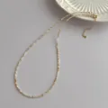 Nahaufnahme der 2mm Süßwasser-Perlenkette mit goldenem Karabinerverschluss und Verlängerung - Popcorn-Farben Muschelperlen (G280) / Gemischtes Beige
