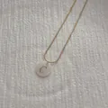 Detailansicht einer Muschel-Alphabet-Kette mit goldenem Buchstaben C auf Schlangenkette - Halskette Mit Buchstaben C Anhänger