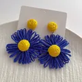 Handgemaakte raffia bloemenoorbellen in geel en blauw, perfect voor strandvakanties - Blauw/Geel