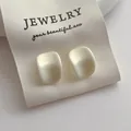 Boucles d'oreilles rectangulaires minimalistes en résine blanc cassé sur carte - Blanc