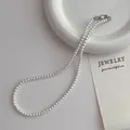Collier élégant en perles blanches à un rang avec fermoir argenté sur carte support - Collier de perles 4mm