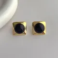 Macro detail of square gold-plated earrings with black gemstone and hammered texture - Black (N322)
