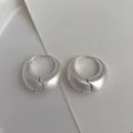 Vue détaillée de créoles en argent brossé mat avec fermeture à clic sécurisée - Argent Brossé