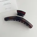 Elegante pinza de carey para el pelo con perlas blancas para cabello grueso - Marrón/Carey