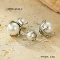 Dettaglio di orecchini a perla retrò francesi in acciaio al titanio, 1,8cm per 2,3cm - 18K / Argento