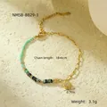Dettaglio macro del ciondolo solare e perline verdi su bracciale in acciaio regolabile - Stile Verde (NMSB-B829-3)