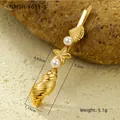 Detalle de pasador dorado de concha y estrella de mar con perlas sobre fondo rocoso - Estilo Combinado Océano (NMSH-F611-1)