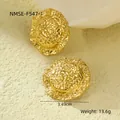 Detailansicht großer goldener Ohrringe mit Hammerschlag-Struktur und 3,49cm Durchmesser - Gehämmerter Unregelmäßiger Runder Stil (NMSE-F547-1) / 18K-Gold / Gold