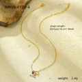 Detail van een gouden ketting met hart- en parelhangers inclusief de afmetingen - Gouden Ketting met Zwarte Hart Hanger (NMSN-F723-4)