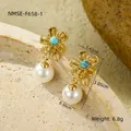 Dimensions détaillées des boucles d'oreilles fleur et perle avec turquoise incrustée - Boucles d'oreilles pendentif perle vintage (NMSE-F658-2)