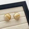 Minimalistische beige hars oorbellen met marmerpatroon en gouden metalen randen - Oorknopje Stijl (F53 Beige Legering Bodem Kleine Ronde) / Beige (F53 Beige Legering Bodem Kleine Ronde)