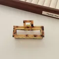 Detail van haarclip van acryl in schildpadmotief met gouden metalen veer en frame - Lichte Luipaardprint