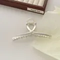 Macro-opname van een matte zilveren metalen haarklem met strak infinity-ontwerp - Mat Zilver
