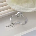 Detalle de la elegante pinza para el pelo de metal plateado con un acabado de espejo - Plateado