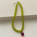 Französische grüne Perlenkette mit einem großen roten Wassertropfen-Edelsteinanhänger - Wassertropfen-Anhänger (V-31) / 10mm / Rot