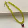Perlenkette mit limettengrünen Steinen und dunkelrotem Tropfenanhänger aus Edelstahl - Wassertropfen-Anhänger (V-31) / 8mm / Rot