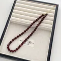 Detail der roten Perlenkette mit goldenem verstellbarem Verschluss auf Schmucktablett - Großer Durchmesser Stil