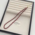 Detail der roten Perlenkette mit goldenem Karabinerverschluss und Verlängerungskette - Kleiner Durchmesser Stil