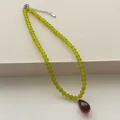 Handgefertigte Perlenkette mit hellgrünen Perlen und einem dunkelroten Tropfenanhänger - Wassertropfen-Anhänger (V-31) / 6mm / Rot