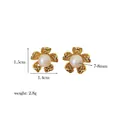 Detaillierte Ansicht der hohlen Goldohrringe mit Maßen und 7-8 mm großen Perlen - Florales Design mit Durchbruch-Mesh (Stil 2)