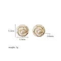 Detailansicht der Kamelienblüten-Perlenohrringe mit Abmessungen von 1,5 cm x 1,4 cm - Kamelien-Stil (Stil 3)