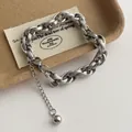 Details des silbernen Gliederkettenarmbands mit gebürsteter Textur und OT-Verschluss - Silber Kordelkette Stil