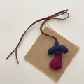 Niedlicher handgefertigter Plüsch-Auberginen-Anhänger mit braunem Lederband für Taschen - Lila Aubergine (T71)
