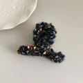 Detalle de la textura de tweed colorido y el tejido metálico afelpado de la pinza de pelo - Negro Mixto Cruzado