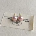 Elegante S925 Silber Perlenohrstecker in Rosa mit sanftem Glanz auf Stoffdisplay - 10mm Stecker (A-145) / Lotusrosa