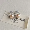 Detailansicht der champagnerfarbenen Perlen-Clip-Ohrringe mit weichen Silikonpads - 10mm Clip / Champagner