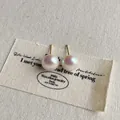 Makroaufnahme der S925-Silbernadel und Glanzperle mit natürlichem, rosa irisierendem Glanz - 10mm Stecker (A-145) / Irisierendes Weiß