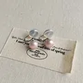Details von rosa Perlenohrringen mit silbernen Clips und Silikon-Komfortpolstern - 8mm Clip / Lotusrosa