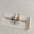 Makroaufnahme runder Champagner-Perlenohrringe mit Goldbeschichtung und natürlichem Glanz - 8mm Stecker (A-145) / Champagner