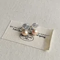 Detailansicht der champagnerfarbenen Perlen-Ohrclips mit bequemen Silikonpolstern - 8mm Clip / Champagner