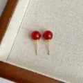Makro-Detail von roten Achat-Perlenohrringen mit minimalistischen Goldsteckern - Rot (8mm)
