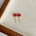Detaillierte Nahaufnahme roter Achat-Ohrstecker auf einem beigen Leinen-Schmucktablett - Rot (6MM)