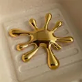 Spilla rotonda cava dorata retrò con trama metallica irregolare a increspatura d'acqua - Oro
