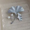 Detalle del broche de hoja de ginkgo plateado con perlas y textura de metal cepillado - Plata (F124)