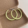 Detailansicht hellgrüner Creolen mit glattem, glänzendem Lack-Finish für Damen - Großer Kreis / Cyan