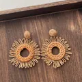 Nahaufnahme von handgefertigten Bast-Ohrringen mit sonnenblumenförmiger Boho-Webstruktur - Sonnenblumen-Stil Originalholzfarbe (A308)